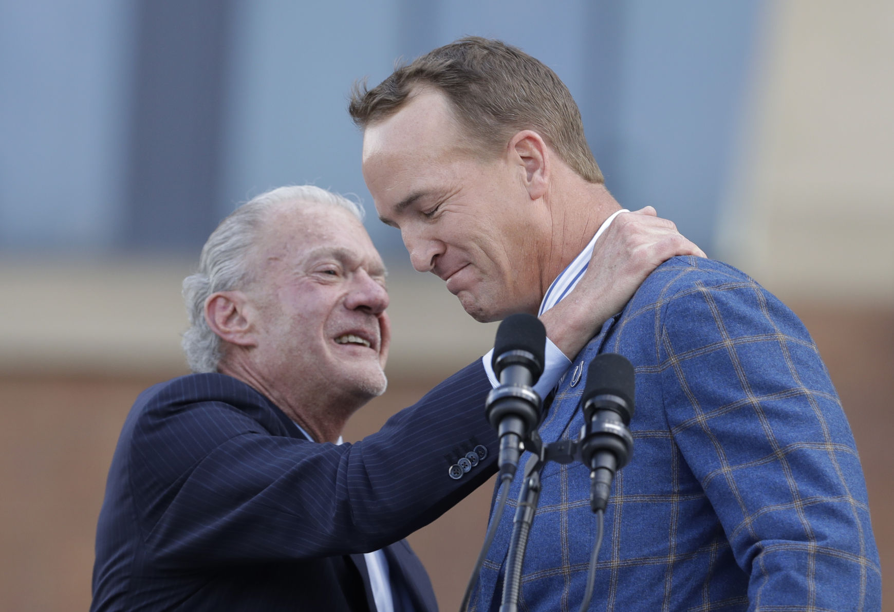 Indianapolis Colts to unveil Peyton Manning statue, retire jersey 