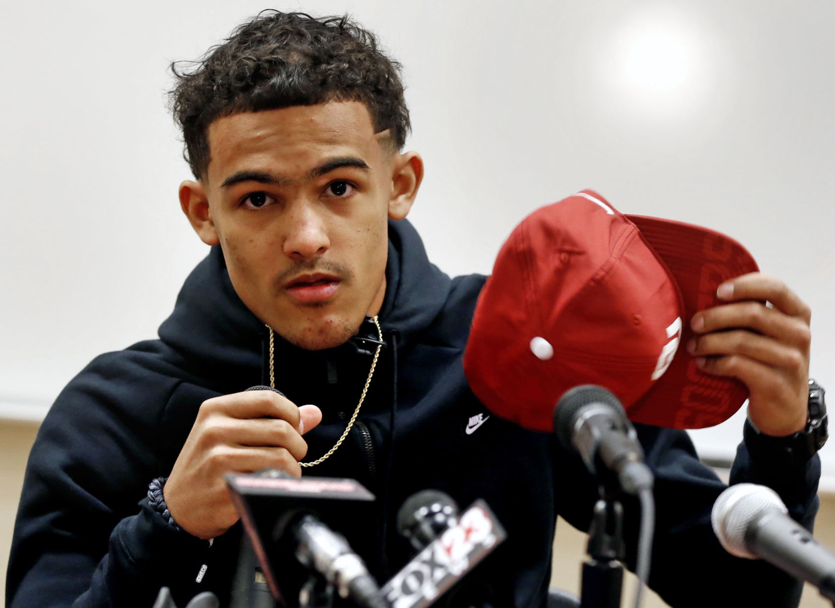 Янг год. Трей Смит. Trey Jang. Trae young автограф.