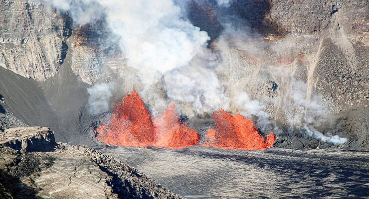 Kilauea eruption prompts warning, has paused